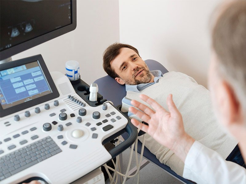 Dr. Eduardo Ferreira realizando ultrassom abdome total em Feira de Santana